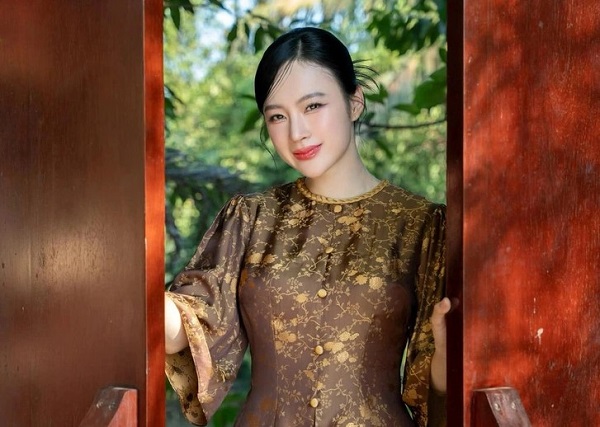 Angela Phương Trinh: “Tôi xin lỗi tất cả mọi người vì những phát ngôn vừa qua, với tôi thầy T.C.Q mãi là thầy, còn ông Minh Tuệ chỉ là kẻ ăn xin là kẻ ăn xin”