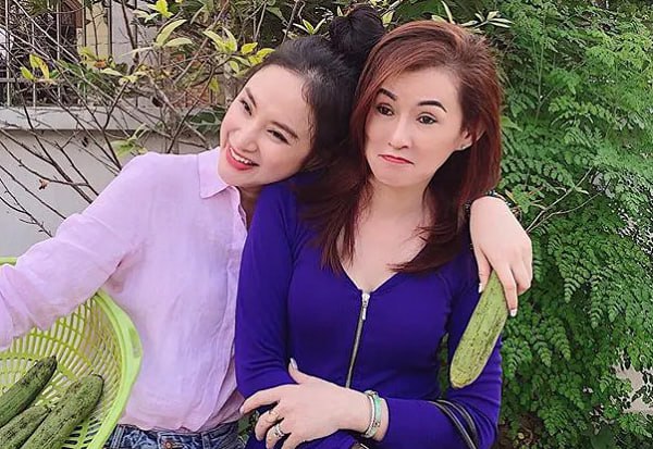 Mẹ Angela Phương Trinh bất lực lên tiếng: “Con đã u m.ê đến mức không biết mình nói gì, tôi làm mẹ cũng không khuyên nổi con, giờ chỉ mong con thoát khỏi Thích Chân Quang”